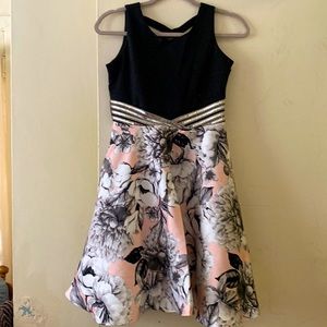 Vestido negro con faldón estampado